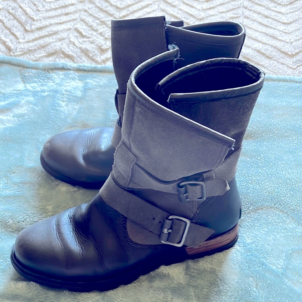 Sorel Black leather and gray suede boots Size 6.5